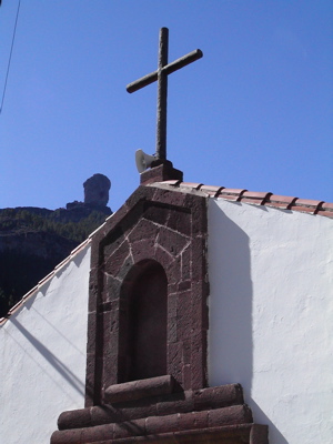 Kirche von La Culata mit Roque Nublo im Hintergrund