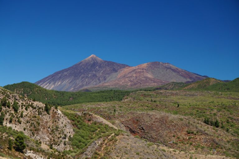 Die Höhe des Teide auf Teneriffa ist 3.715 Meter